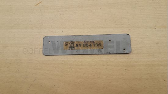 Bild von Plakette unter Schriftzug