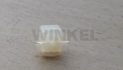 Bild von Plastikhalterung beim vorderen Kotflügel